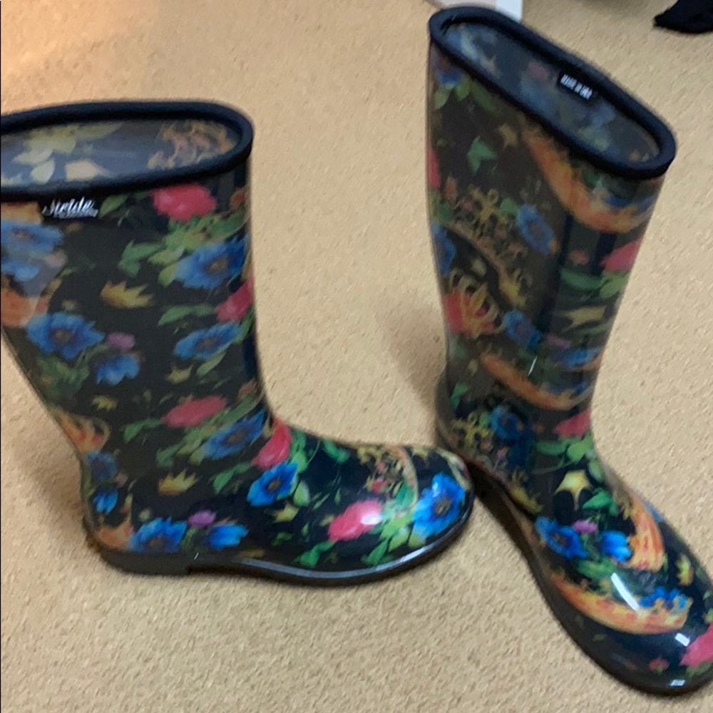 Brand new rain boots